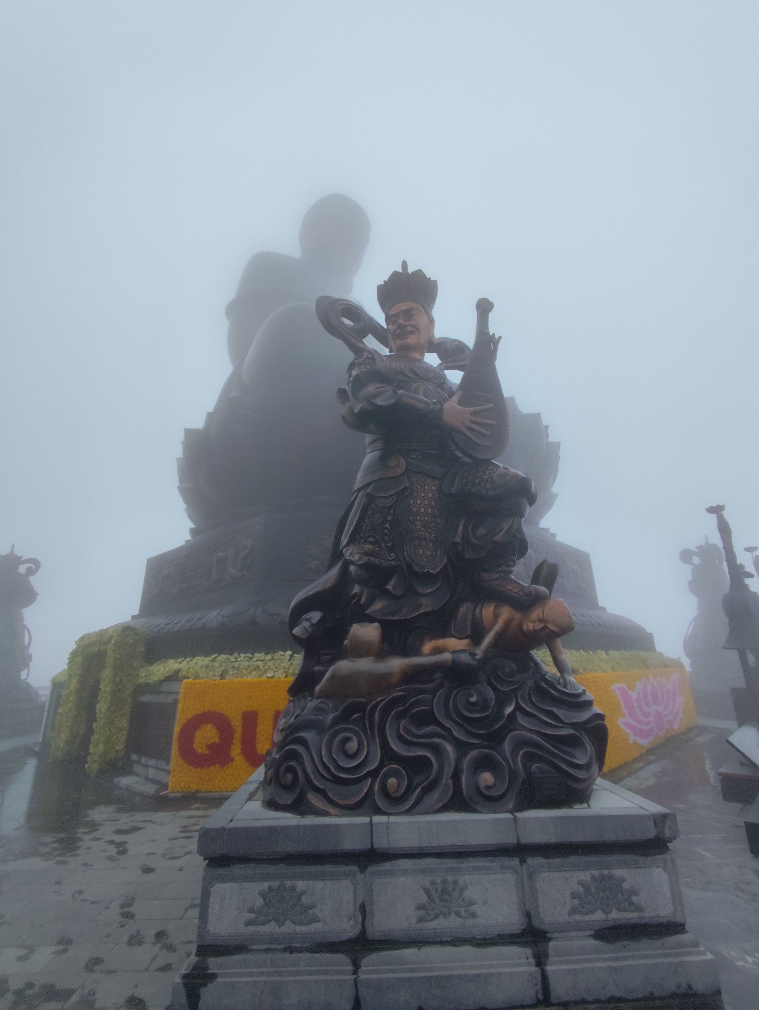 Buddha statues atop fansipan