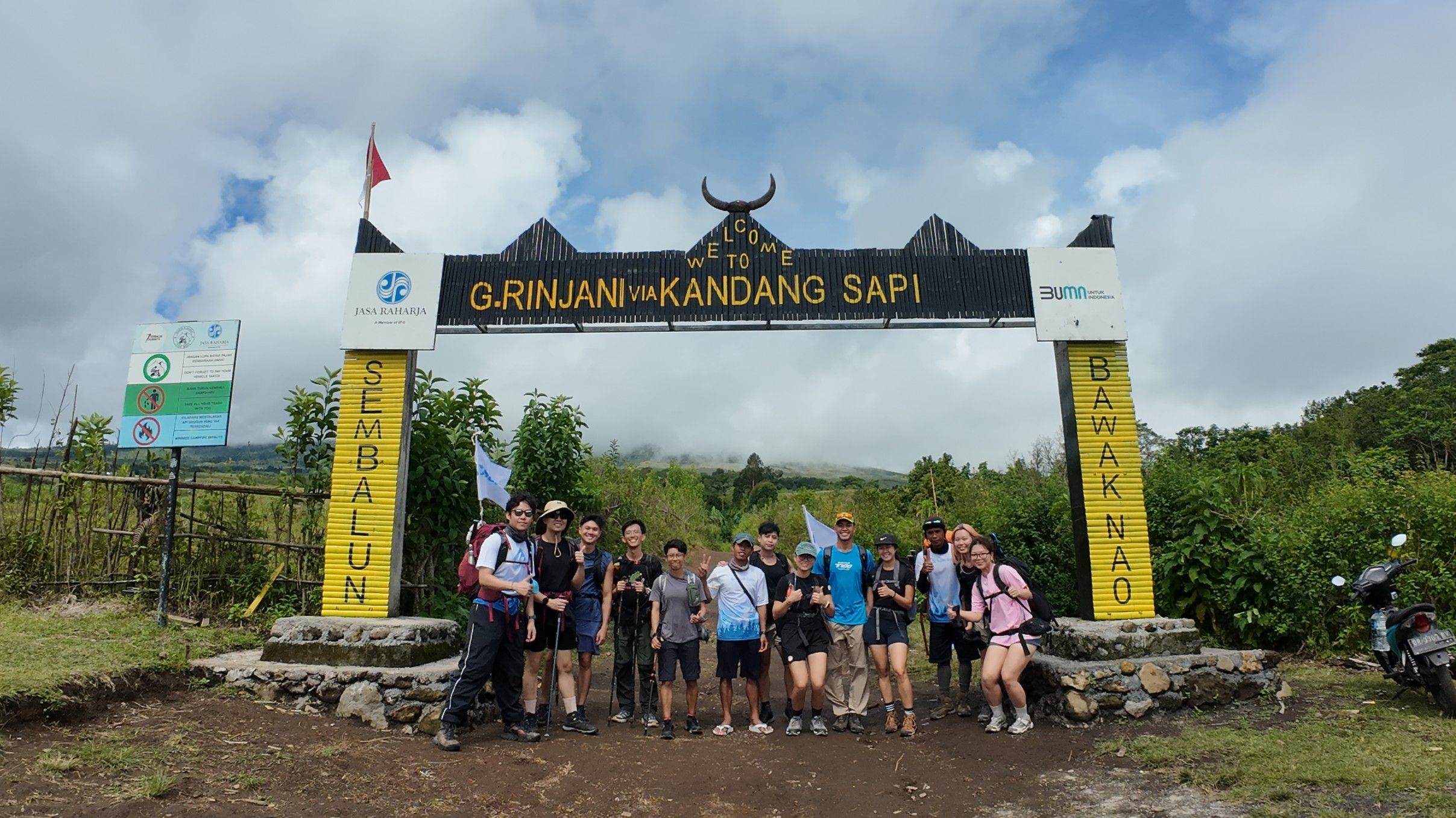 Group photo at the start of the trail