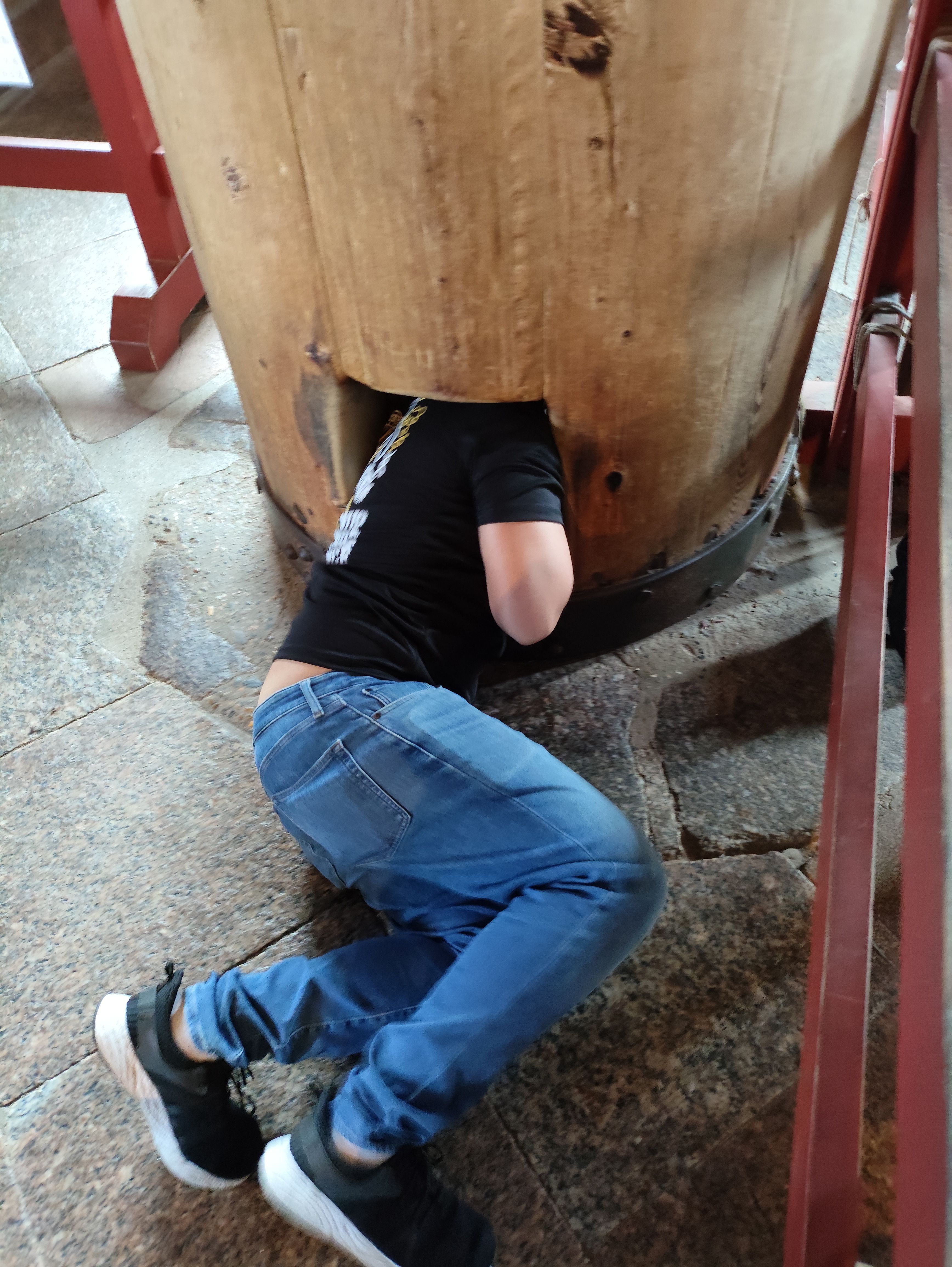 Sze Long struggling to fit into the pillar