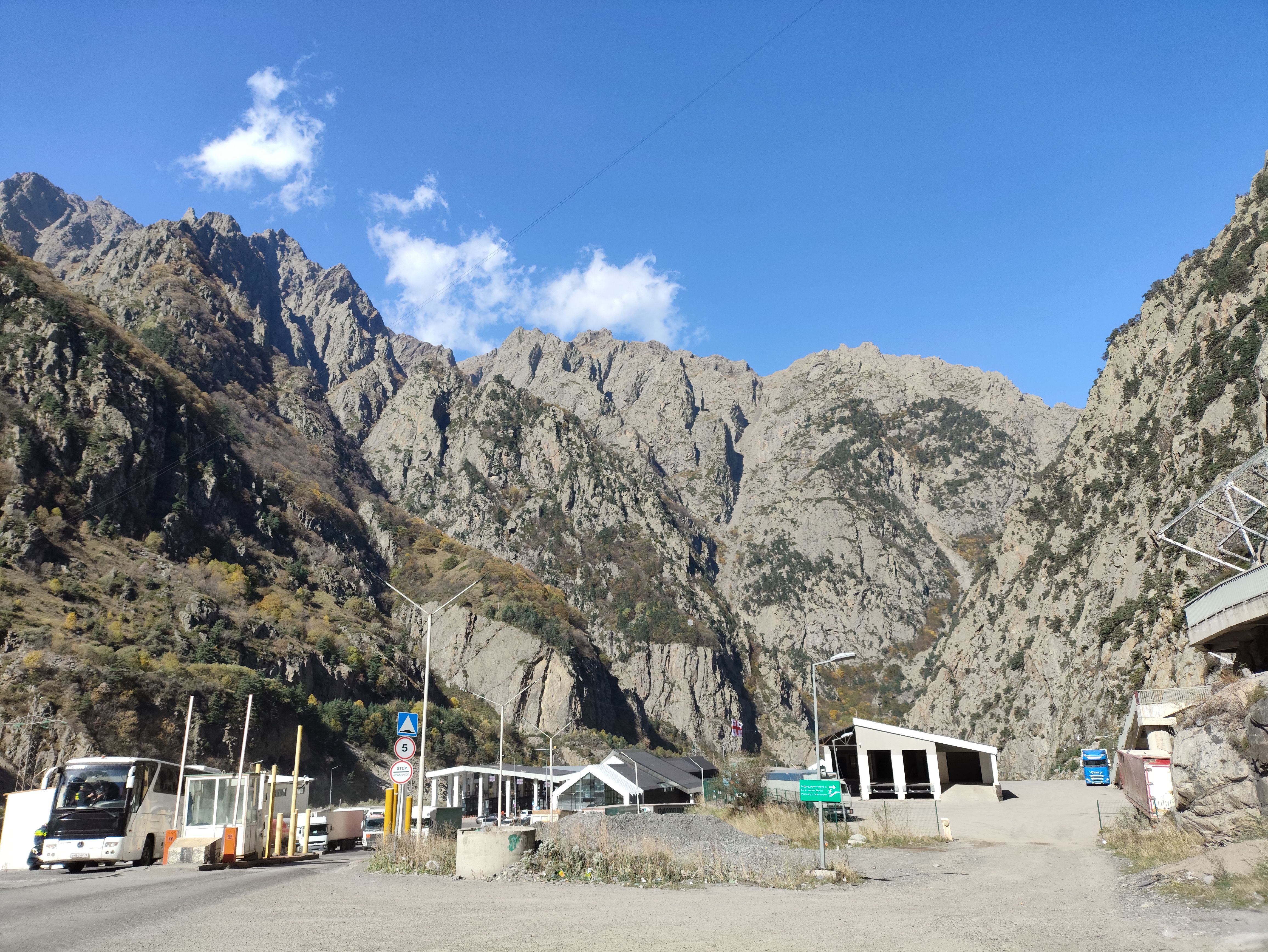 Land checkpoint to Russia