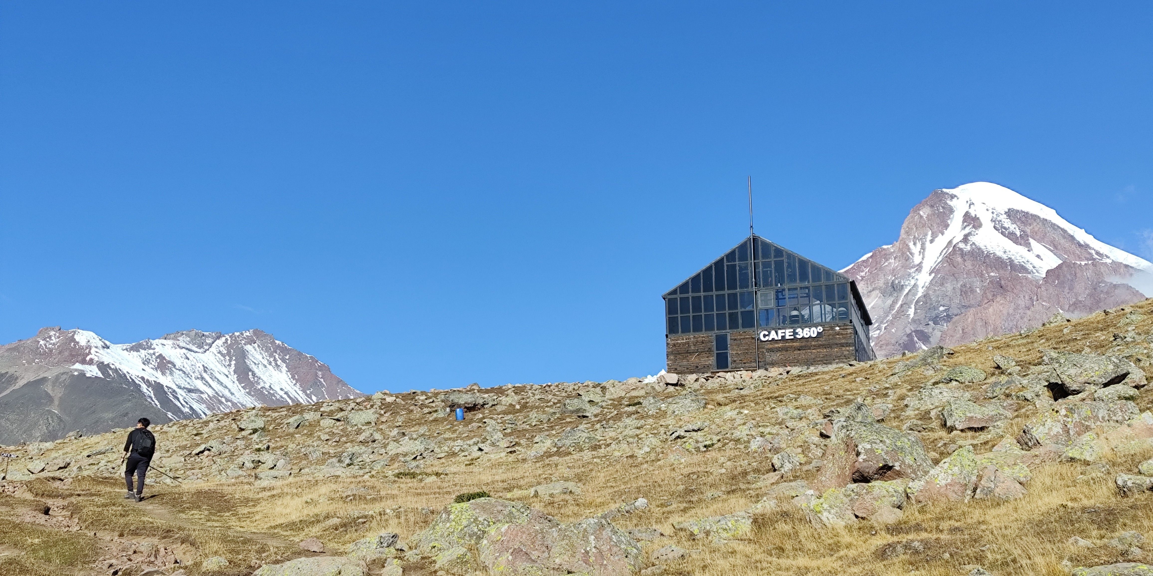 View of Kenneth approaching cafe 360